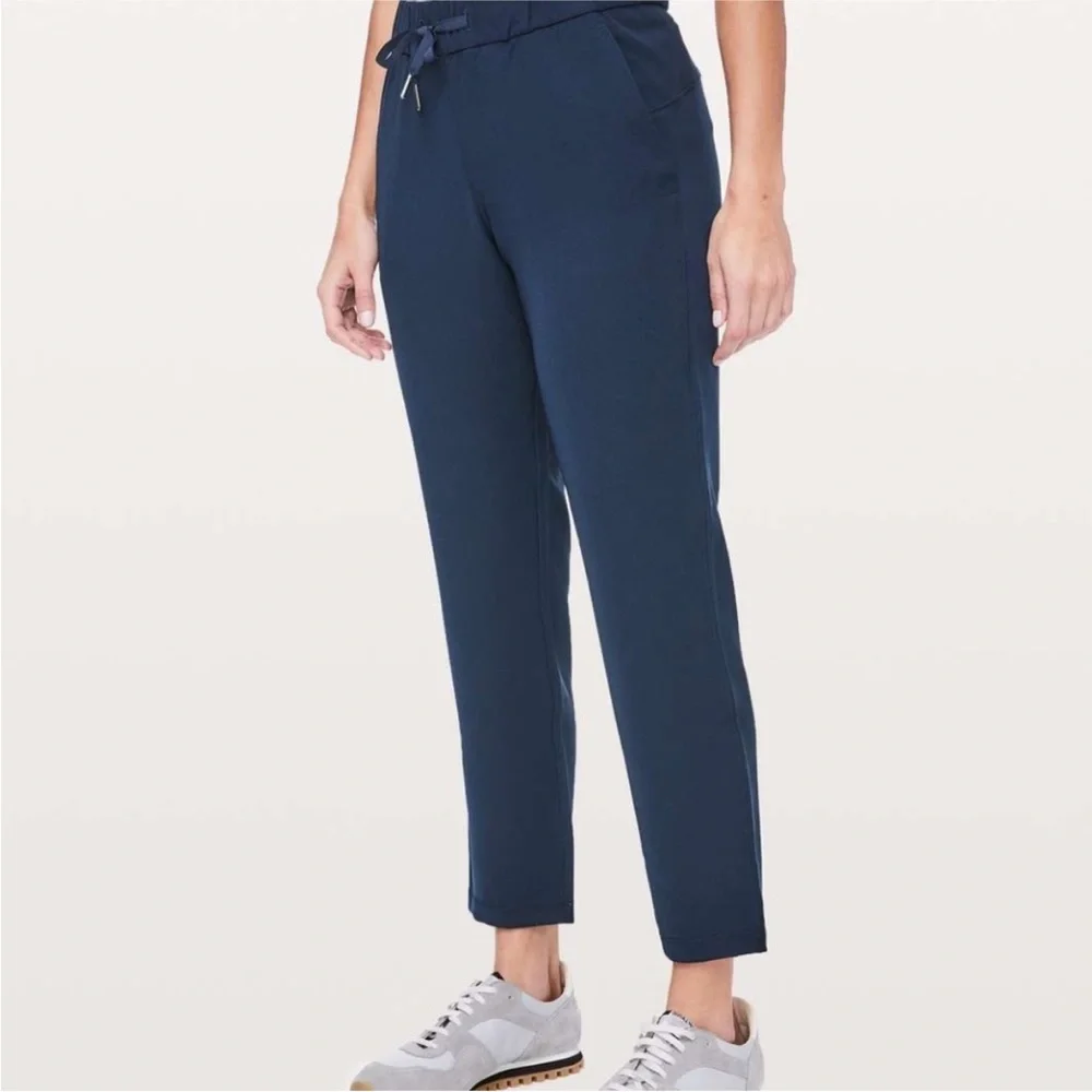 Lululemon on the fly crop Navy jogger Pants 4